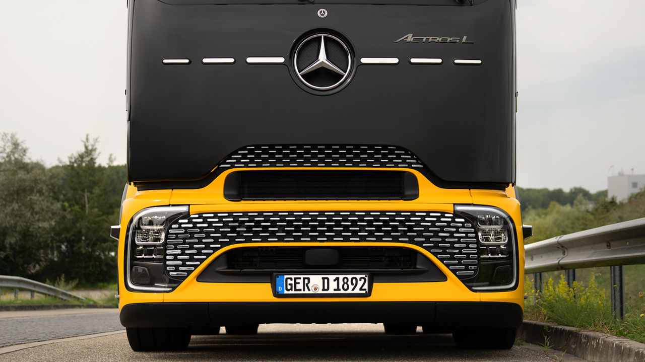 Chromspange und Chromdots (Actros L ProCabin)